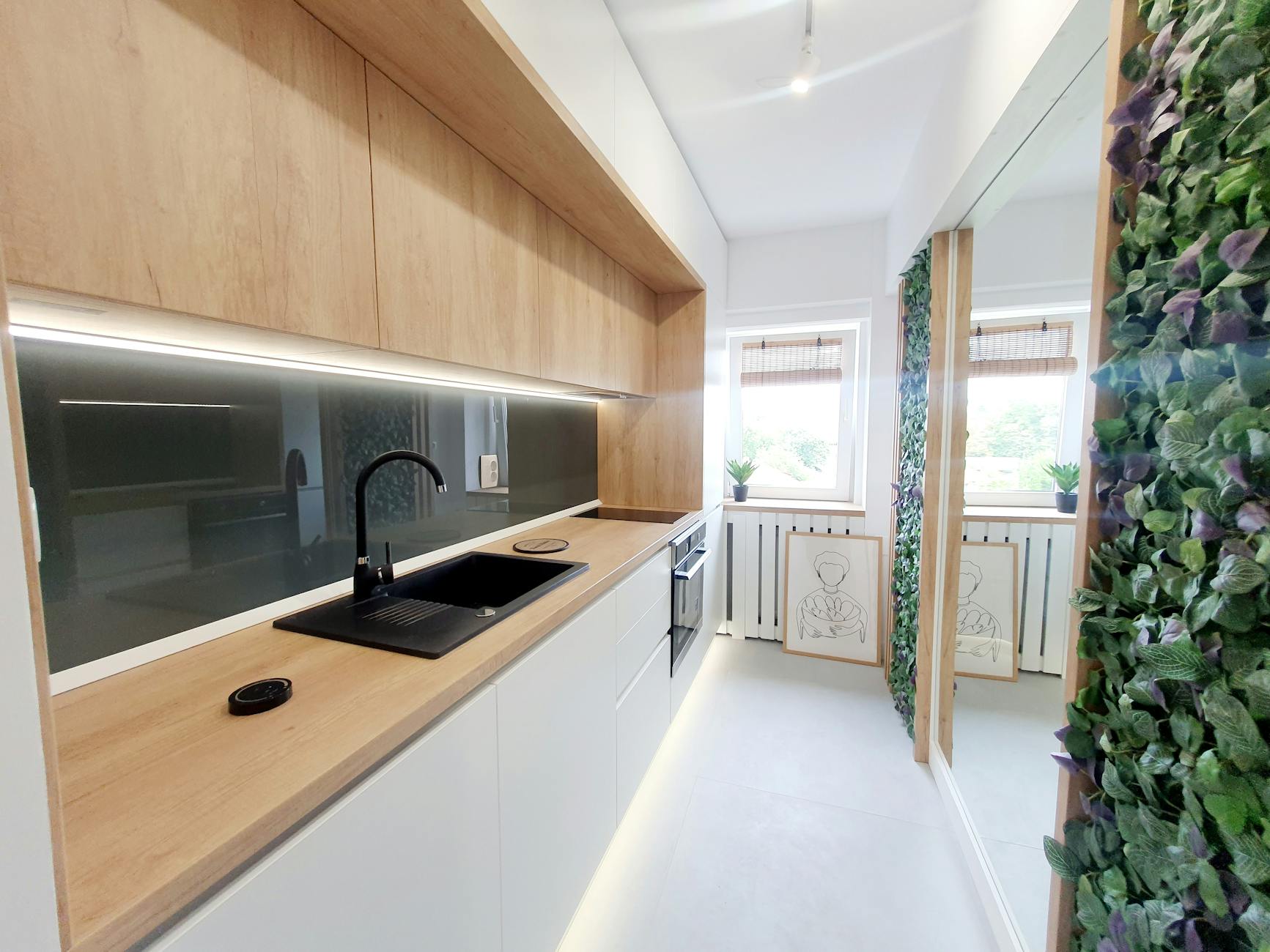 Ilustracja graficzna aplikacji MieszkaniecINFO i symbol wodomierza na tle Podkowy Leśnej