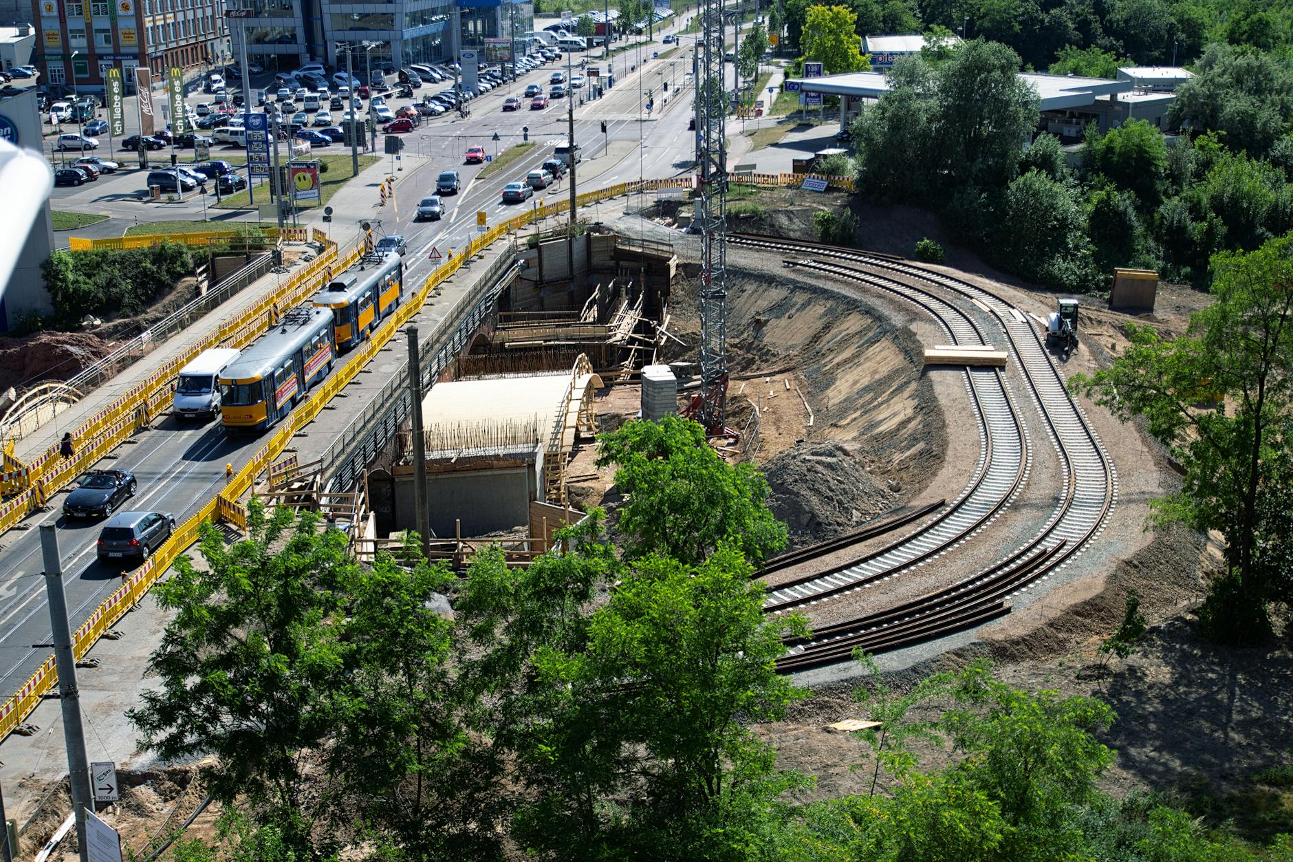 Mapa infrastruktury Podkowy Leśnej z zaznaczonymi kluczowymi punktami usługowymi, w tym sklepami i placówkami edukacyjnymi.